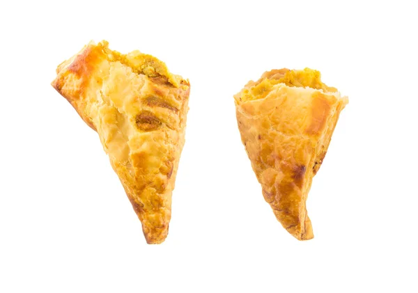 A fele curry puff elszigetelt fehér background — Stock Fotó