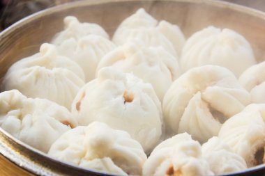 Çince doldurulmuş kırmızı domuz buns atmak