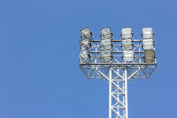 Прожекторы стадиона на фоне неба — стоковое фото