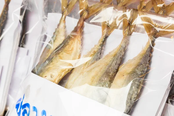 Roher Makrelenfisch in praktischer Verpackung — Stockfoto