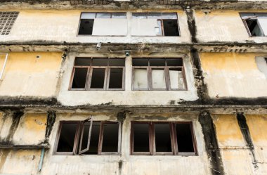 pencere çerçeve ile terk edilmiş binada