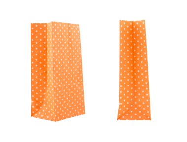 Beyaz arka plan üzerinde izole turuncu kağıt çanta