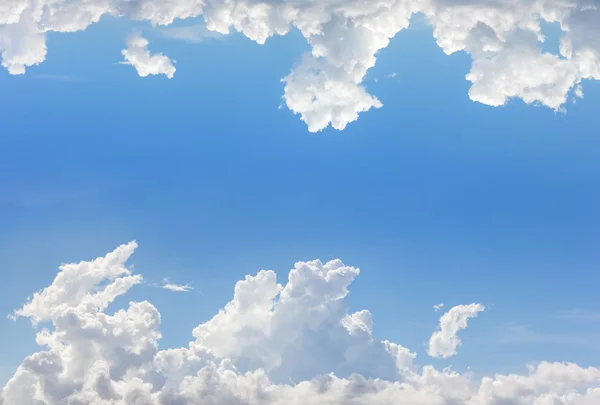 Quadro de nuvens com fundo céu azul — Fotografia de Stock