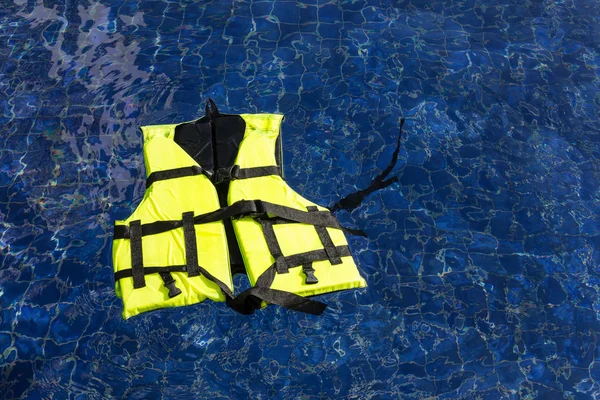 Chaleco salvavidas flotando en la piscina — Foto de Stock
