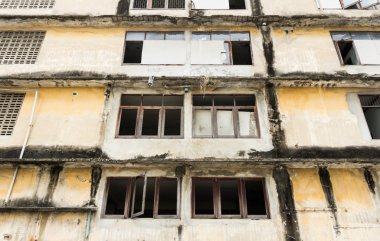 terk edilmiş binada pencere