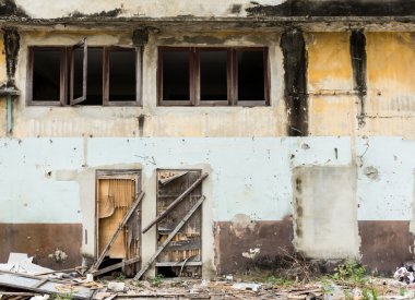 ahşap kapı ve pencere terk edilmiş binanın
