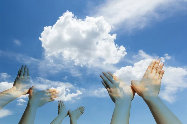 Vogel vormige handen op wolk en hemel — Stockfoto