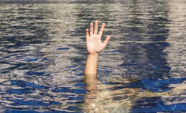 Boğulan adamın eli.