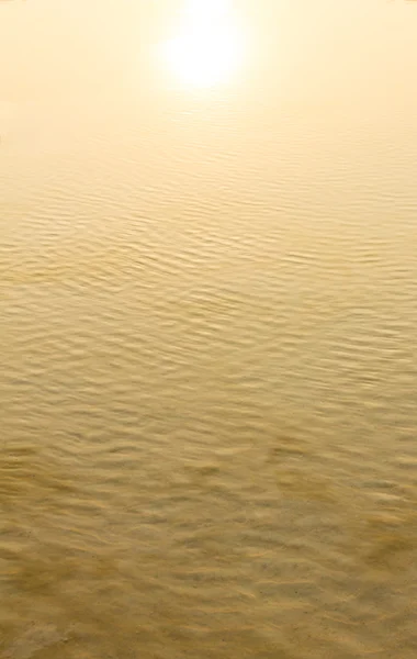 Sol reflejándose en la superficie del agua de mar — Foto de Stock