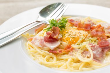 Spagetti carbonara pastırma ve yumurta ile 
