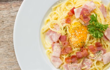 Spagetti carbonara pastırma ve yumurta sarısı ile 
