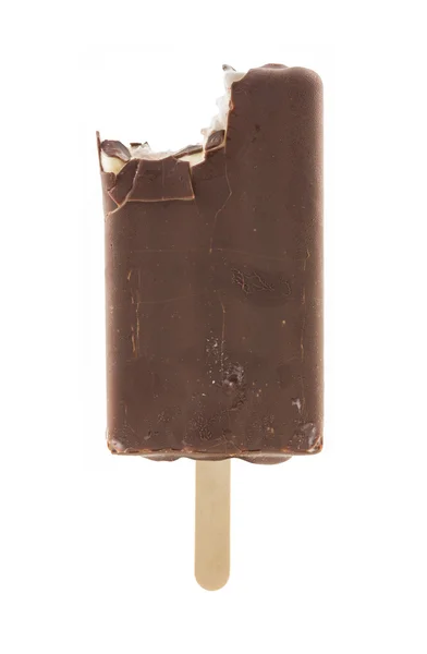 かまれたバニラアイス クリームは、チョコレートをコーティングしました。 — ストック写真