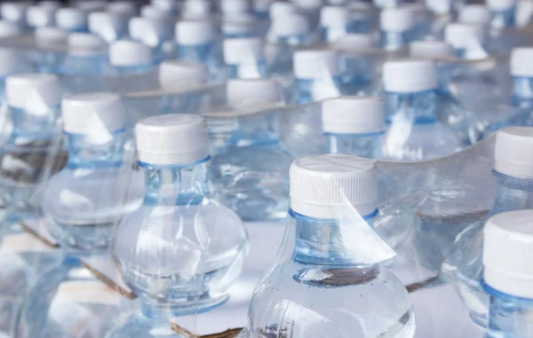 Vandflasker i plastfolie - Stock-foto