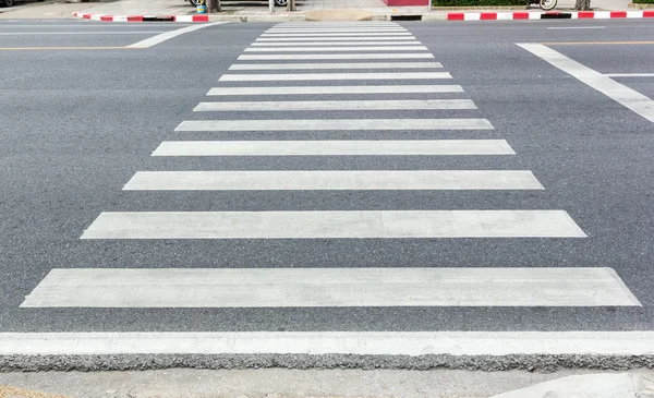 Oversteekplaats op de weg — Stockfoto