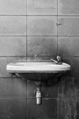 siyah beyaz eski lavabo 