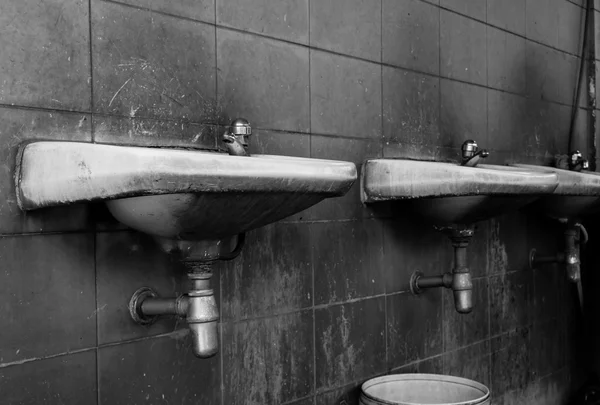siyah beyaz eski lavabo 