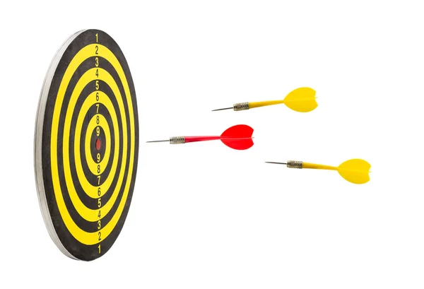 Throwing red darts and yellow darts go to bullseye dartboard , b — Stock Photo, Image