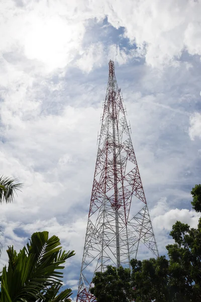 Mobiele telefoon toren op wolken en lucht — Stockfoto