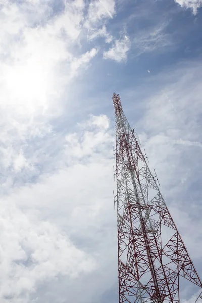 Mobiele telefoon toren op wolken en lucht — Stockfoto