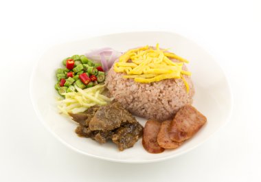 Karides kızarmış pilav beyaz zemin üzerine yapıştırın.