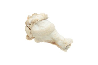 Haşlanmış tavuk budu beyaz arka planda izole edilmiş.