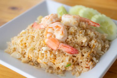 Beyaz tabakta karidesli pilav. Tayland yemeği.