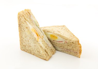 beyaz zemin üzerine yumurta ve jambon sandviç