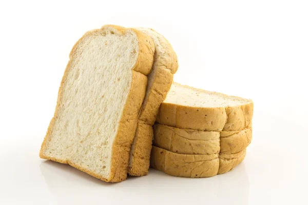 白背景全麦面包 — 图库照片