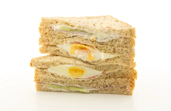 Sandwich mit Ei und Schinken auf weißem Hintergrund — Stockfoto