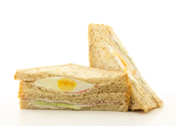 Sandwich mit Ei und Schinken auf weißem Hintergrund — Stockfoto