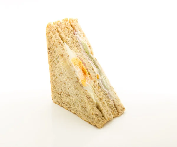 Sandwich mit Ei und Schinken auf weißem Hintergrund — Stockfoto