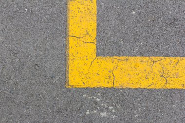 Sarı çizginin köşe asfalt yolda