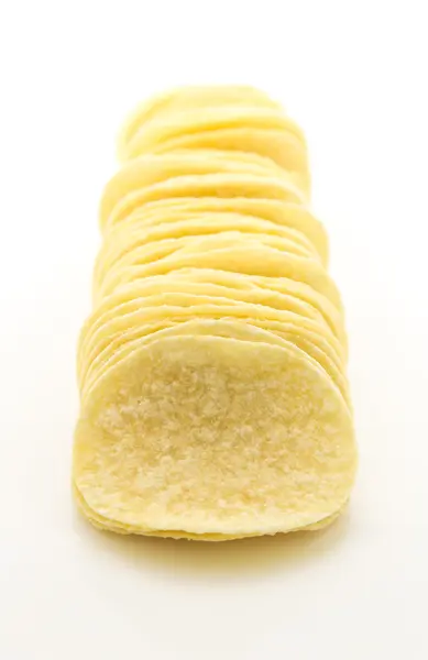 Rad med chips på vit bakgrund — Stockfoto