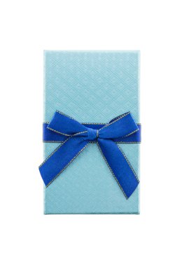 Beyaz arka plan mavi hediye kutusu izole