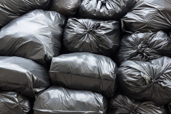 Stapel van zwarte vuilniszakken — Stockfoto