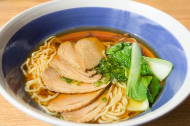 Yumurta şehriye çorbası ile pişirilmiş ördek