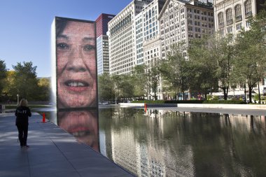 Millenium Park, Chicago ışıklı yüzü olan çeşme