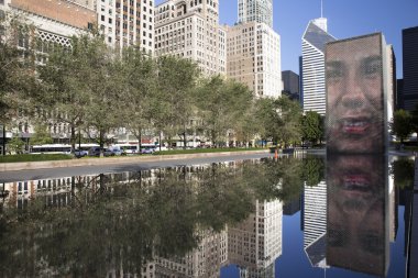 Millenium Park, Chicago ışıklı yüzü olan çeşme