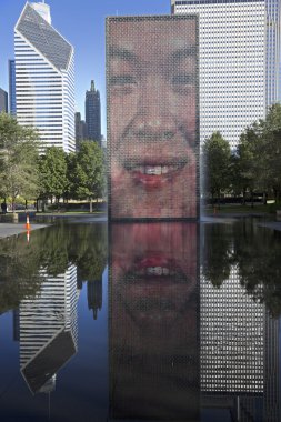 Millenium Park, Chicago ışıklı yüzü olan çeşme