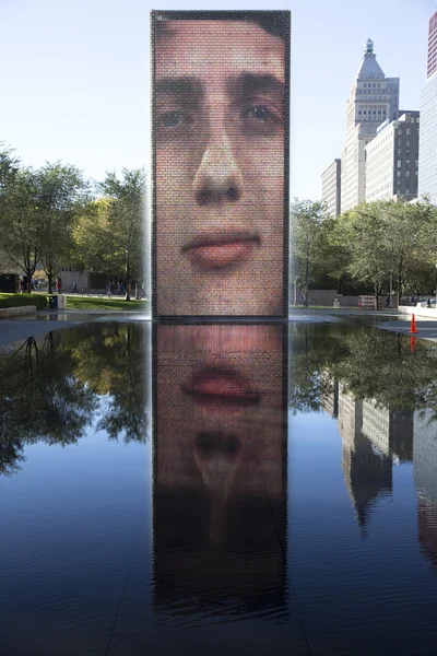 Fountain with lighted faces in Millennium park, Chicago — Stock Photo, Image