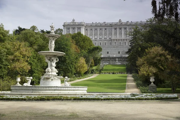 Královský palác od Campo del Moro, Madrid — Stock fotografie