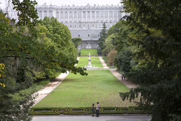 Il Palazzo Reale dal giardino di Campo del Moro, Madrid — Foto Stock