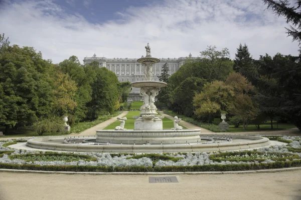 Королевский дворец из сада Кампо-дель-Моро, Мадрид — стоковое фото