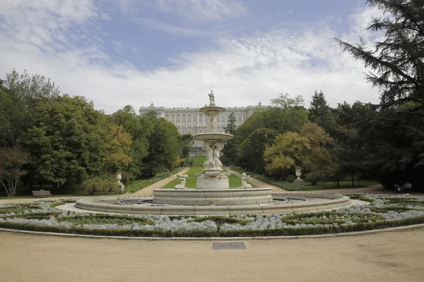 Королівський палац від Кампо-дель-Моро сад, Мадрид — стокове фото