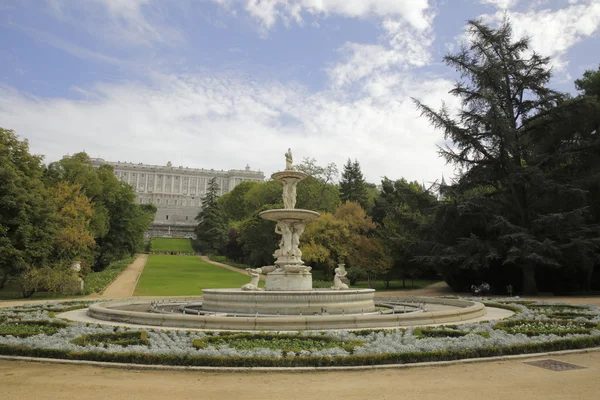 Il Palazzo Reale dal giardino di Campo del Moro, Madrid — Foto Stock