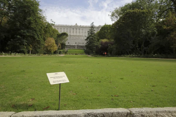 Il Palazzo Reale dal giardino di Campo del Moro, Madrid — Foto Stock