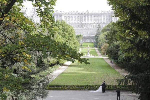 Il Palazzo Reale dal giardino di Campo del Moro, Madrid — Foto Stock