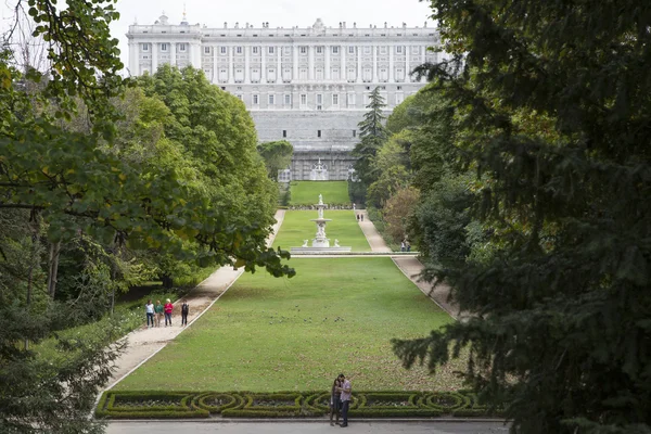 캄포 델 모로 정원에서 마드리드 왕궁 — 스톡 사진
