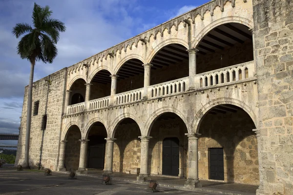 Diego Colon palace på torget i Spanien i Santo Domingo i Dominikanska republiken Västindien — Stockfoto