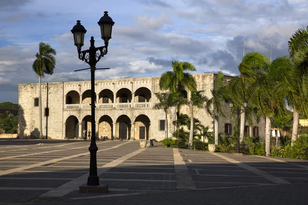 Diego dvojtečka palác ve španělské náměstí v Santo Domingu v Karibiku Dominikánská republika — Stock fotografie